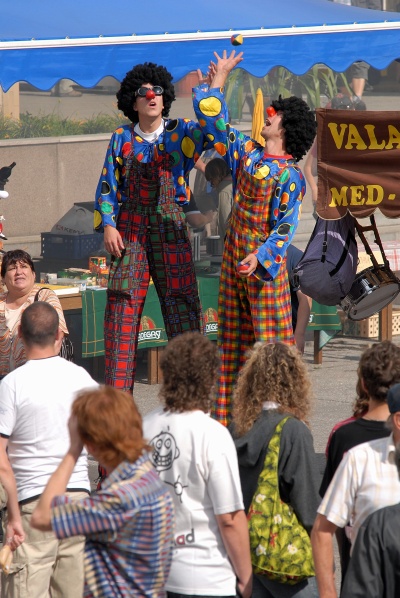 Atrakcí pouťového dopoledne v centru města byla také dvojice klaunů na chůdách.<br/>
FOTO: DAVID MACHÁČEK
