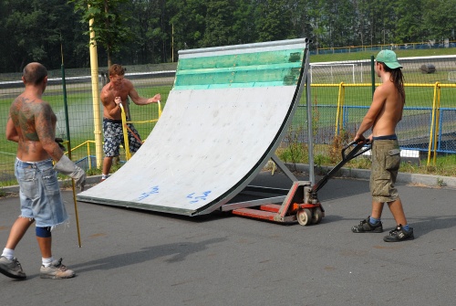 Pracovníci společnosti Mystic Construction instalují jednu ze sedmi nových překážek kopřivnického skateparku. Ten se zájemcům otevře znovu příští týden.<br/>
FOTO: DAVID MACHÁČEK
