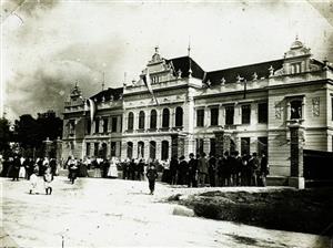 Historický snímek zachycuje budovu zdejší měšťanské školy v den, kdy byla budova slavnostně posvěcena.<br/>
FOTO: ARCHIV MUZEA FOJTSTVÍ
