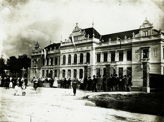 Historický snímek zachycuje budovu zdejší měšťanské školy v den, kdy byla budova slavnostně posvěcena.<br/>
FOTO: ARCHIV MUZEA FOJTSTVÍ
