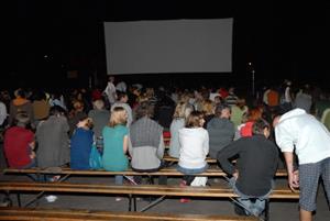 Takový zájem o letní kino,  jaký byl zaznamenán letos, Kopřivnice nepamatuje. Jen na komedii Líbáš jako bůh přišlo víc jak tisíc diváků.<br/>
FOTO: DAVID MACHÁČEK
