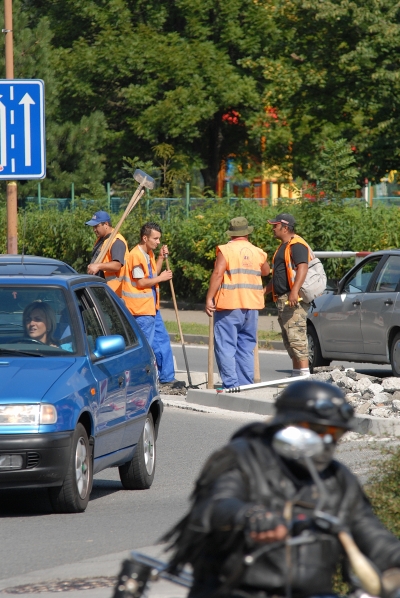 Ještě tento týden by měly skončit stavební práce v okolí kruhového objezdu. Úpravy chodníků ve městě budou pokračovat až do 22. října.<br/>
FOTO: DAVID MACHÁČEK
