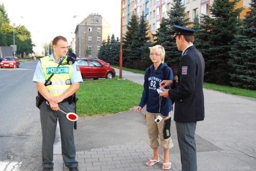 Policisté v první dny školního roku zkoušeli mládež ze znalostí správného přecházení. Kdo odpověděl správně, získal obrázek zebry, která je maskotem akce.<br/> 
FOTO: DANA HOĎÁKOVÁ
