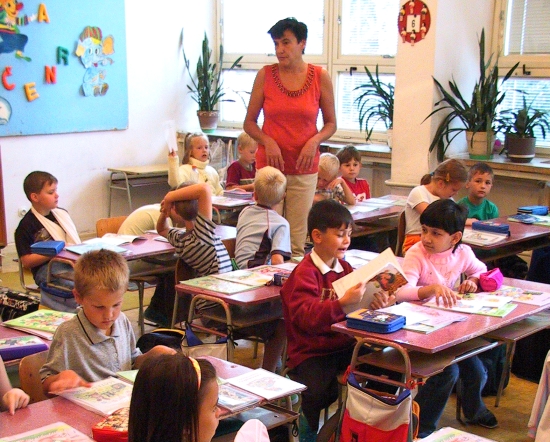 Dětem začal školní rok. Do lavic poprvé zasedlo 225 prvňáčků. Jejich počet sice meziročně stoupl, ale celkově obsazenost škol klesá.<br/> 
ILUSTRAČNÍ FOTO
