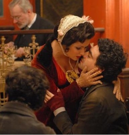 Ruská pěvkyně Anna Netrebko a mexický tenor Rolando Villazón jsou hvězdami filmové verze opery La Bohéme.<br/>
FOTO: ARCHIV
