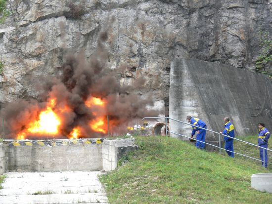 V rámci Dne otevřených dveří v Radvanických štolách ve Štramberku mohli diváci sledovat ukázky výbušnosti tak běžných látek, jako je cukr nebo mouka.<br/>
FOTO: ILONA MAZALOVÁ
