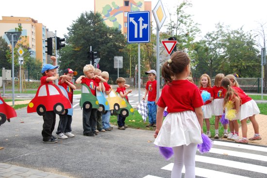 Před týdnem bylo slavnostně uvedeno do provozu dětské dopravní hřiště na ulici I. Šustaly za víc jak 11 milionů korun. Nyní bude sloužit především místním základním a mateřským školám pro výuku dopravní výchovy.<br/>
FOTO: DANA HOĎÁKOVÁ
