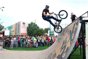 Lidé se zájmem sledovali exhibiční vystoupení profesionálních jezdců na skateboardu, speciálním kole a koloběžce.<br/>
FOTO: DANA HOĎÁKOVÁ

