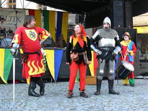 Příborské náměstí u příležitosti Dne města hostilo řezbáře, mincíře, kováře, perníkářku, přadlenu, ale i rytíře a dobové kejklíře. Návštěvníky však nepřitáhl ani skvělý program.<br/>
FOTO: ILONA MAZALOVÁ
