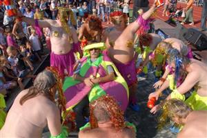 V rámci happeningu realizovaného v rámci zahájení festivalu Novoměstský hrnec smíchu přijala skupina Direkt do svého středu také prezidenta festivalu Pavla Zedníčka.<br/>
FOTO: MICHAL FANTA
