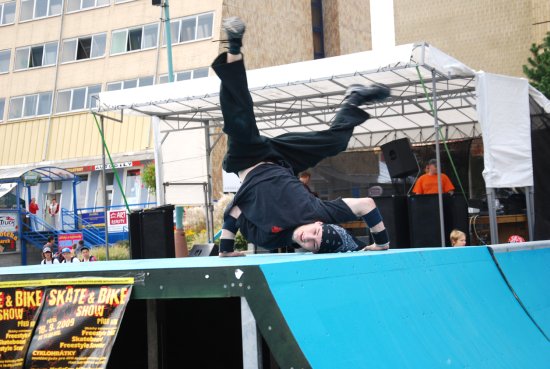 Součástí kulturního programu na Skate & Bike Show před kulturním domem bylo i vystoupení členů taneční skupiny Bad Boys Revolutions.<br/>
FOTO: DANA HOĎÁKOVÁ
