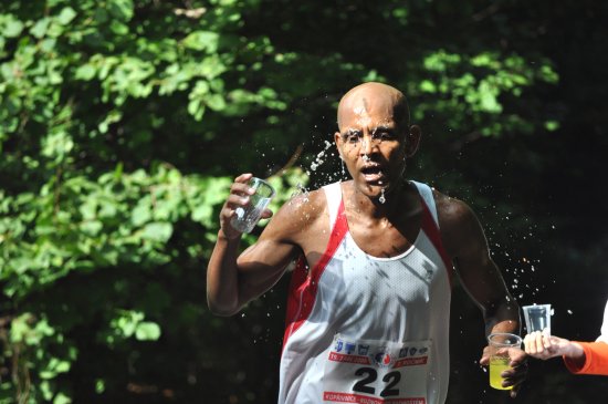 Mulugeta Serbessa, naturalizovaný Etiopan v dresu Českých Budějovic, ocenil občerstvovací stanici v nejvyšším bodě Běhu rodným krajem Emila Zátopka. V cíli byl pátý.<br/>
FOTO: J. FEILHAUEROVÁ
