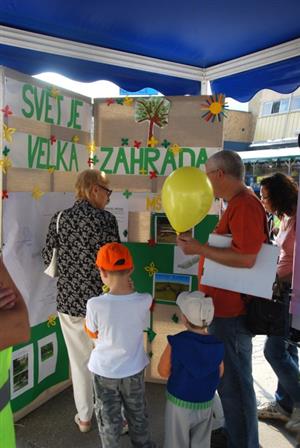 Na vystavených panelech byly lidem k dispozici informace o realizovaných i připravovaných projektech ve městě. Akce Město je naše společné hřiště se zúčastnilo přes dvě stě občanů.
FOTO: DANA HOĎÁKOVÁ
