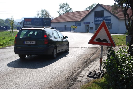 Dopravu ve Vlčovicích už nebudou komplikovat stovky kamionů. Lidé ale budou muset překousnout ještě opravu silnice.
FOTO: DAVID MACHÁČEK