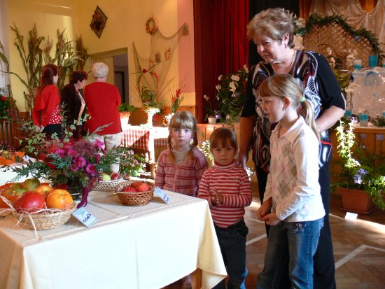 Třídenní výstava Klubu zahrádkářů Kateřinice přilákala přes tři stovky návštěvníků, v úterý si ji naposledy šly prohlédnout děti z mateřské a základní školy.
FOTO: ILONA MAZALOVÁ