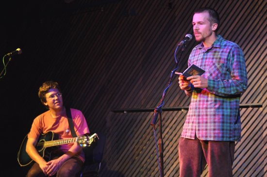 Literát Martin Černer a muzikant Martin Chovanec byli protagonisty úvodního literárního večera v klubu Nora. Autorských čtení se lidé mají dočkat každý měsíc.
FOTO: DAVID MACHÁČEK
