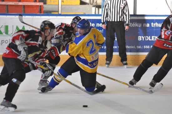 V sobotním přípravném zápase podlehl kopřivnický celek mužů Rožnovu 0:2. V neděli už jej čeká první mistrák.
FOTO: DAVID MACHÁČEK