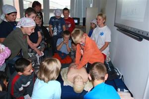 Žáci si v rámci vzdělávacího kurzu mohli sami vyzkoušet způsob provádění nepřímé masáže srdce. Na ovladači viděli, jak byli úspěšní.<br/>
FOTO: DANA HOĎÁKOVÁ
