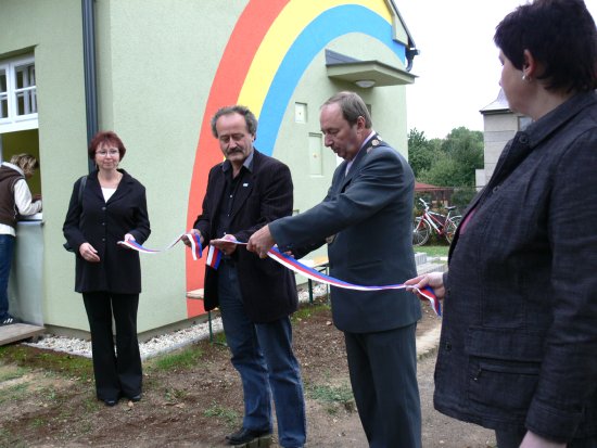 Starosta Petřvaldu Zdeněk Pexa při slavnostním otvírání Duhového domečku, který po rekonstrukci z dotačních prostředků bude sloužit většině místních spolků. <br/>
FOTO: ILONA MAZALOVÁ
