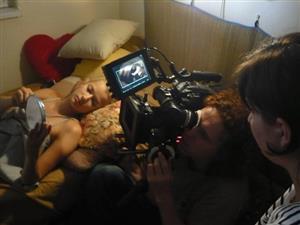 Snímek z natáčení studentského krátkého filmu Bába, který uspěl na letošním Filmovém festivalu v Cannes, bude jedním z lákadel letošního ročníku přehlídky Kraťasy.<br/>
FOTO: ARCHIV
