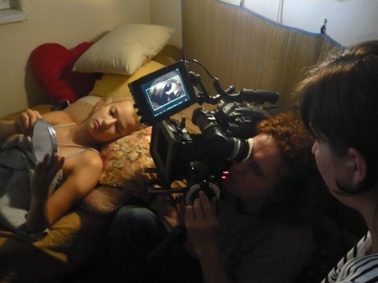 Snímek z natáčení studentského krátkého filmu Bába, který uspěl na letošním Filmovém festivalu v Cannes, bude jedním z lákadel letošního ročníku přehlídky Kraťasy.<br/>
FOTO: ARCHIV
