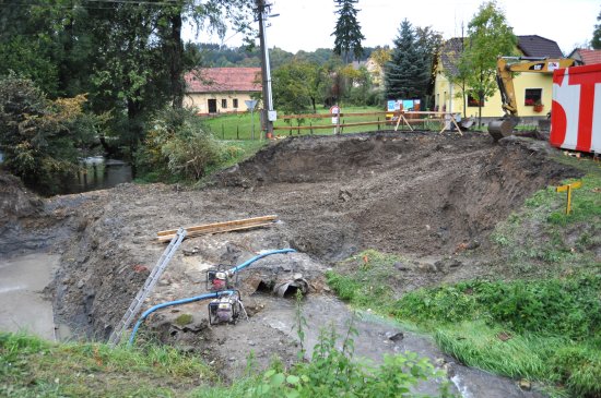 V místech původního silničního mostu v Závišicích nyní zeje hluboká stavební jáma. Nový a bezpečnější most by zde měl stát začátkem příštího roku.<br/>
FOTO: DAVID MACHÁČEK
