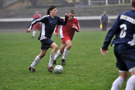 Jan Kalich (vlevo) patří k tradičním oporám kopřivnické zálohy. I jeho zásluhou Kopřivnice v sobotu doma porazila Skotnici 5:2.<br/>
FOTO: DANA HOĎÁKOVÁ
