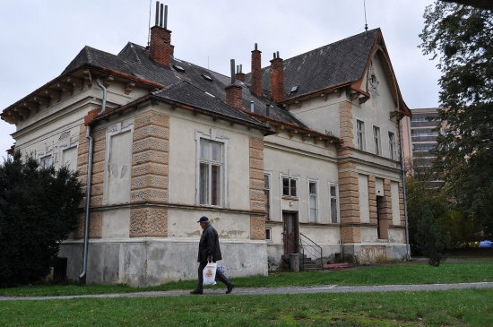 Radnice se stále vzdává plánu na kompletní rekonstrukci zchátralého loutkového divadla. Aby nový projekt uspěl se žádostí o dotaci, musí být levnější.
FOTO: DAVID MACHÁČEK
