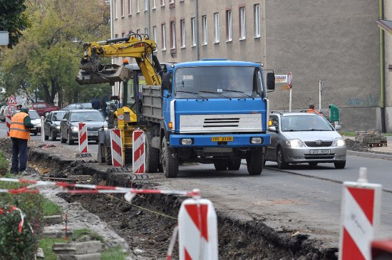 Chodci i motoristé budou muset komplikace vznikající při stavbě nových chodníků snášet ještě víc jak měsíc.
FOTO: DAVID MACHÁČEK
