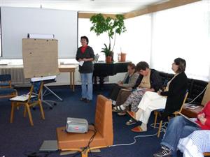 Během uplynulého víkendu se patnáct lidí školilo na téma Násilí na dětech a co s tím. Mezi účastníky kurzu byli jak pedagogové, tak i dobrovolníci pracující s dětmi.
FOTO: IVANA RAŠKOVÁ
