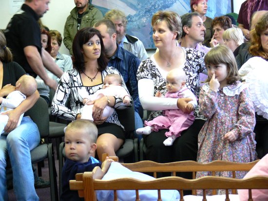 V Ženklavě proběhlo v neděli 18. října slavnostní vítání devíti nových občánků. Pět děvčátek a čtyři chlapci dostali od obce k pamětnímu listu letos poprvé zlaté písmenko svého jména.
FOTO: ILONA MAZALOVÁ
