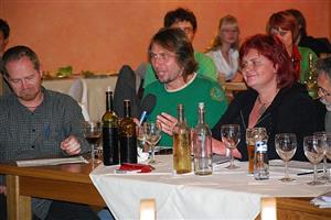 Porotci Petr Kožušník, Jan Tuna a Lenka Poláková při hodnocení soutěžních snímků přehlídky Kafka 2009.
FOTO: DAVID MACHÁČEK