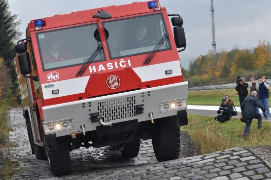 Hasičský speciál T 815-731 R 32 se na polygonu předvedl zástupcům hasičů z celé České republiky. Vůz s výjimečnými terénními vlastnostmi má pomáhat v těžkém terénu.
FOTO: D. MACHÁČEK
