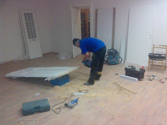 Poslední úpravy v prostorách bývalé pošty proběhly v minulém týdnu. Nyní už nic nebrání tomu, aby se do nových prostor přestěhoval klub důchodců.
FOTO: DAVID MACHÁČEK
