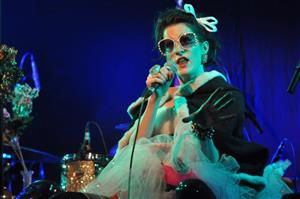 Zpěvačka pražské skupiny Toxique bavila návštěvníky klubu Nora nejen vynikajícím zpěvem, ale i extravagantními kostýmy.
FOTO: DAVID MACHÁČEK
