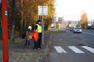 V Lubině převádí přes frekventovanou silnici děti do školy jedna z maminek. Ta prošla školením městské policie.
FOTO: DANA HOĎÁKOVÁ
