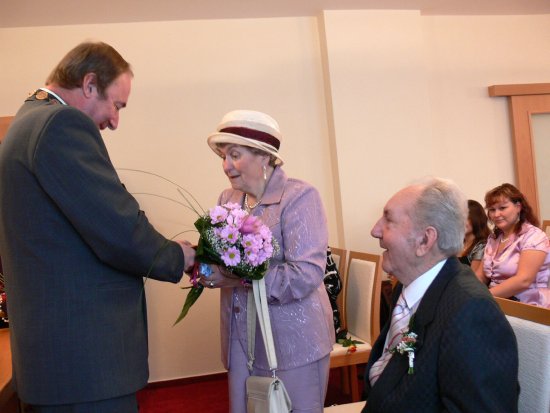 Oslav diamantové svatby se na Obecním úřadě v Petřvaldě kromě manželů Tylečkových zúčastnila i dvacítka nejbližších příbuzných.
FOTO: ILONA MAZALOVÁ
