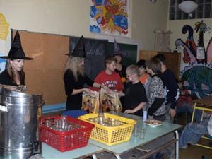 Šesťáci ze Základní školy dr. Milady Horákové si užili halloweenskou hru přímo v budově školy. Kromě zábavy se také učili anglicky.
FOTO: ARCHIV
