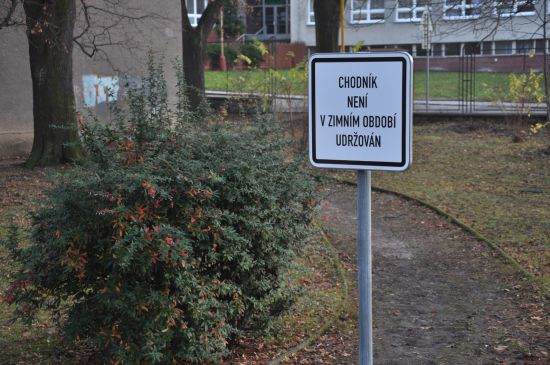 Podobné oznámení se objeví na řadě míst v Kopřivnici. Radnice si od instalace těchto značek slibuje úspory peněz, které by jinak z rozpočtu proudily na odklízení sněhu.
FOTO: DAVID MACHÁČEK
