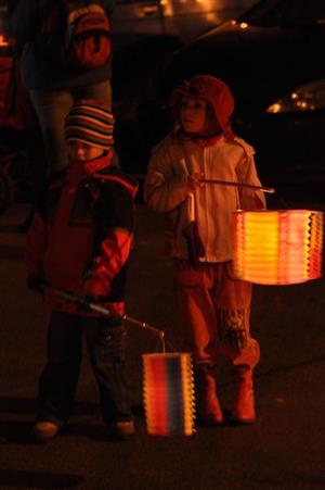 Dvacáté výročí sametové revoluce si v Kopřivnici připomněli nejen pamětníci, ale také řada dětí. Průvod lidí s lampiony a svíčkami prošel městem od náměstí ke kulturnímu domu. 
FOTO: D. MACHÁČEK
