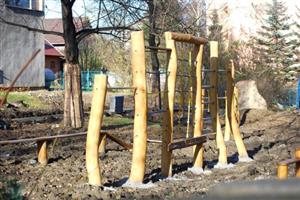 Herní prvky jsou na zahradě Mateřské školy na ulici Záhumenní již usazeny. Nyní musí stavební firma dokončit ještě terénní úpravy.
FOTO: DANA HOĎÁKOVÁ
