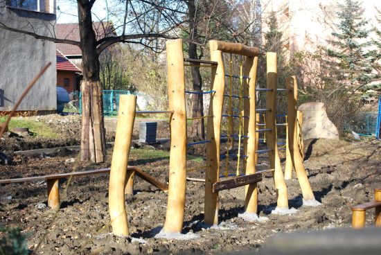 Herní prvky jsou na zahradě Mateřské školy na ulici Záhumenní již usazeny. Nyní musí stavební firma dokončit ještě terénní úpravy.
FOTO: DANA HOĎÁKOVÁ
