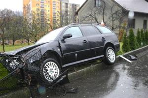 Dvaadvacetiletý řidič jedoucí od Štramberka nepřizpůsobil rychlost svého vozu stavu vozovky a nedaleko potravin U Labutě vyjel mimo komunikaci, kde zničil plot v délce šestnácti metrů.
FOTO: ARCHIV PČR
