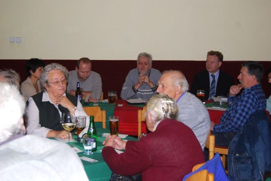 Členové Klubu Masarykova demokratického hnutí v Kopřivnici se v minulém týdnu mimo jiné radili, koho pozvat na diskuzní setkání Myšlenky TGM a současnost.
FOTO: DANA HOĎÁKOVÁ
