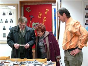 Největší zájem vzbudila fotografická alba a kroniky Hájova, které roku 1924 začal psát řídící učitel Alois Šťastný, dnes se této činnosti věnuje Miroslava Matoušová. 
FOTO: ILONA MAZALOVÁ
