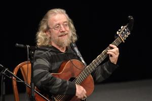 Písničkář Jaroslav Hutka, jehož skladba Náměšť zněla celou sametovou revolucí, koncertoval v závěru minulého týdne v kopřivnickém kulturním domě.
FOTO: DAVID MACHÁČEK
