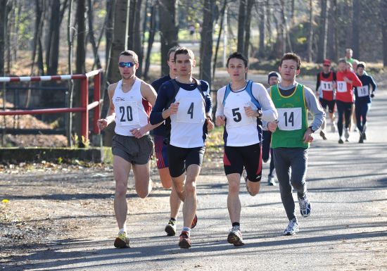 Vytrvalci se rozloučili s 16. ročníkem Lašské běžecké ligy Během 17. listopadu. Triumfoval v něm Václav Bitala (č. 20), který se stal i celkovým vítězem seriálu v hlavní kategorii.
FOTO: J. FEILHAUEROVÁ
