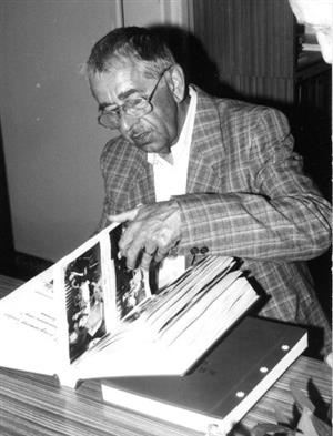 Vlastimil Brodský po své besedě s Kopřivničany. Na té odpovídal na dotazy z hereckého života i politiky. 
FOTO: ARCHIV TATROVÁK
