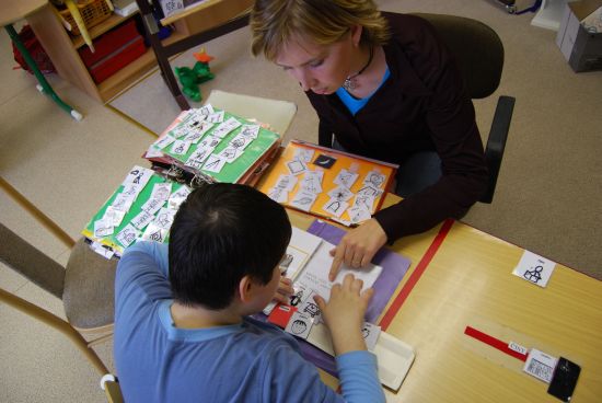 Klienti Dětského centra s autistickou poruchou se už delší dobu učí komunikovat za pomoci obrázků, které si připravují samy učitelky. Na rozšiřování výuky však chybí učebnice.
FOTO: DANA HOĎÁKOVÁ
