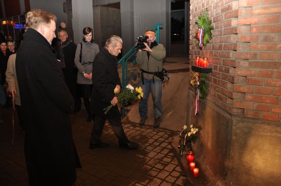 17. listopadu si lidé oběti komunismu připomněli také krátkým pietním setkáním u pamětní desky na budově bývalé radnice.
FOTO: DAVID MACHÁČEK

